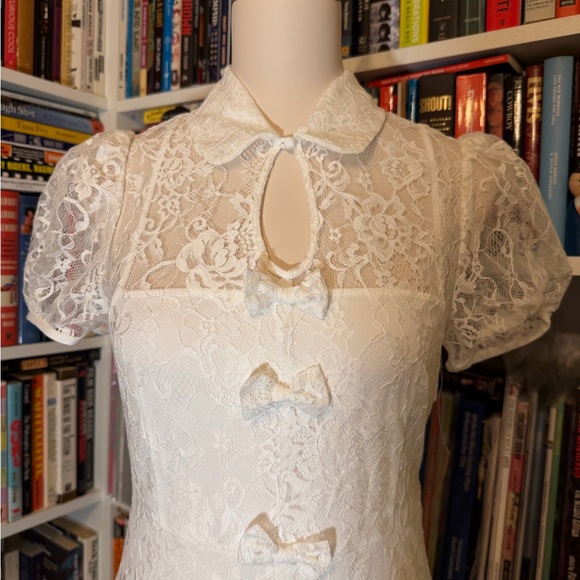 o.p.t. Lace Dress White Maxi Size 6 Puff Sleeve Delicate Bows Keyhole Collar - Picture 4 of 8